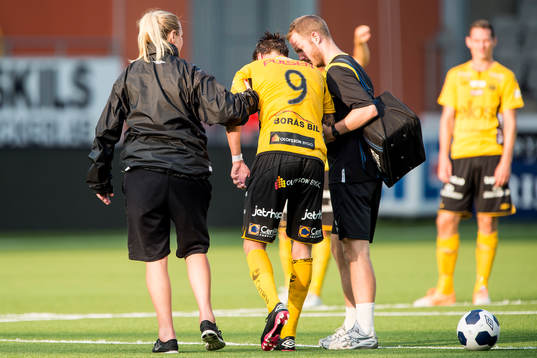 Elfsborgs Lasse Nilsson hjälps av planen