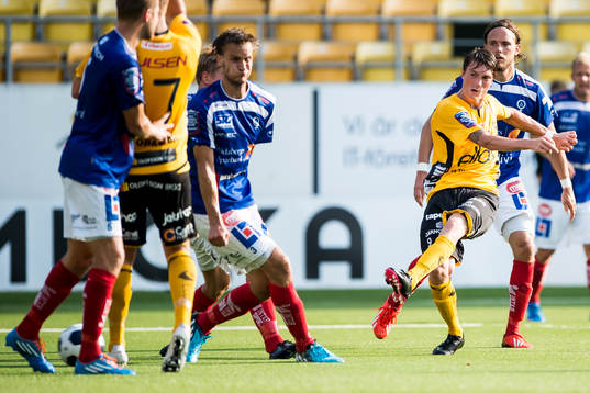 Elfsborgs Lasse Nilsson skjuter på mål