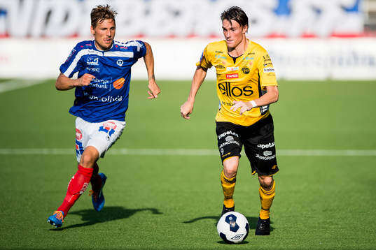 Elfsborgs Lasse Nilsson jagas av Åtvidabergs Allan