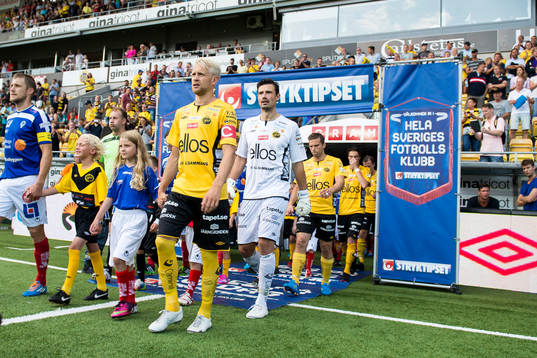 Elfsborgs Johan Larsson går först ut vid inmarschen innan