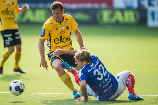 Elfsborgs Anders Svensson tar sig förbi Åtvidabergs