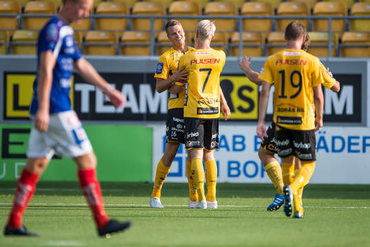 Elfsborgs Viktor Claesson jublar med övriga spelare