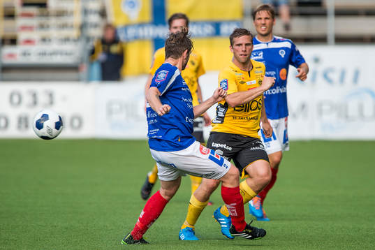 Elfsborgs Anders Svensson tar sig förbi Åtvidabergs Allan