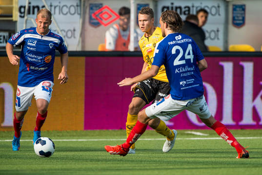 Elfsborgs Viktor Claesson tar sig förbi Åtvidabergs Tom