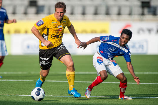 Elfsborgs Anders Svensson och Åtvidabergs Emmanuel Dogbe
