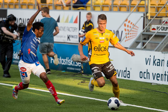 Elfsborgs Viktor Claesson och Åtvidabergs Emmanuel Dogbe