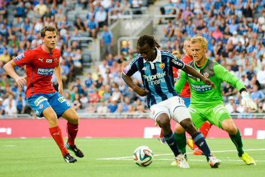 Djurgårdens Amadou Jawo och Helsingborgs målvakt Pär