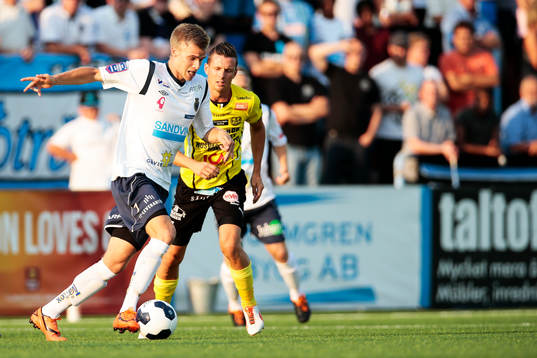 Mjällbys Kristian Haynes och Gefles Robin Nilsson