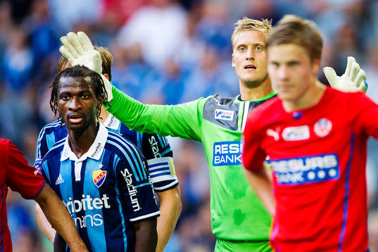 Djurgårdens Amadou Jawo framför Helsingborgs målvakt
