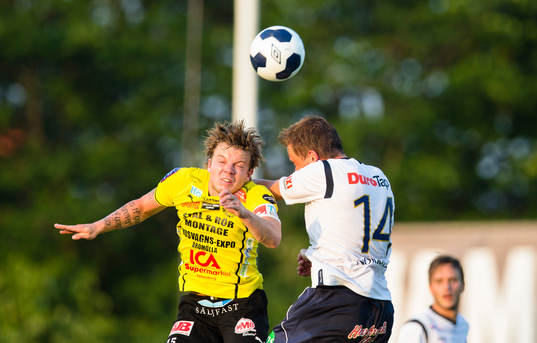 Nickduell mellan Gefles Jens Portin och Mjällbys Viktor