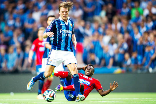 Djurgårdens Martin Broberg i en duell med Helsingborgs