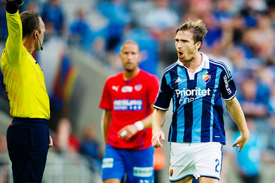 Djurgårdens Jesper Arvidsson reagerar på domaren