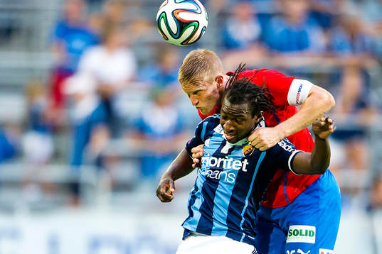 Djurgårdens Amadou Jawo i en duell med Helsingborgs Peter