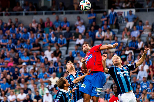 Helsingborgs Mikael Dahlberg i en duell med Djurgårdens