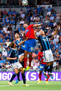 Helsingborgs Mikael Dahlberg i en duell med Djurgårdens