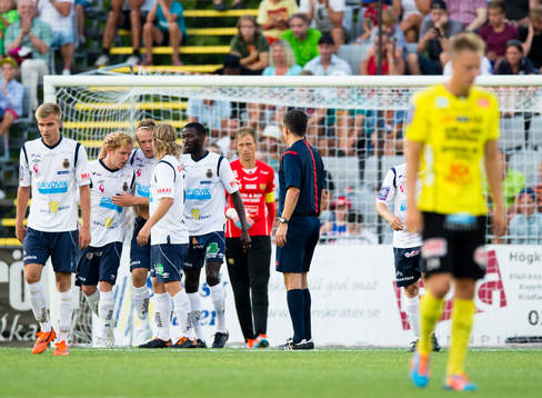Gefles Anders Bååth (m) gör 1-0 och gratuleras av