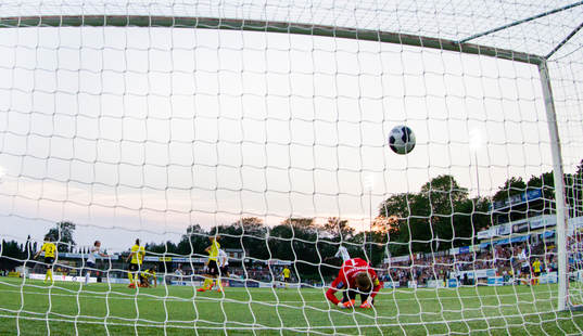 Gefles Anders Bååth gör 1-0 bakom Mjällbys målvakt