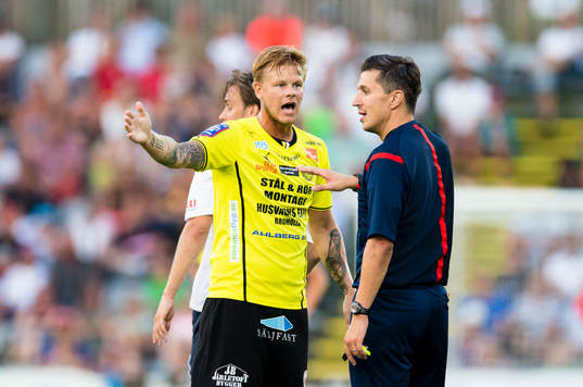 Mjällbys David Löfquist diskuterar med Domare Bojan