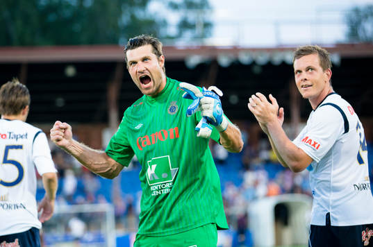 Gefles målvakt Emil Hedvall jublar mot publiken