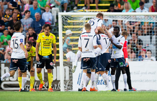 Gefles Anders Bååth gör 1-0 och gratuleras av