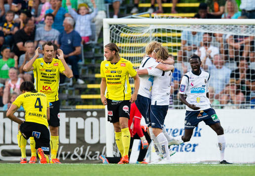 Gefles Anders Bååth (h) gör 1-0 och gratuleras av Simon