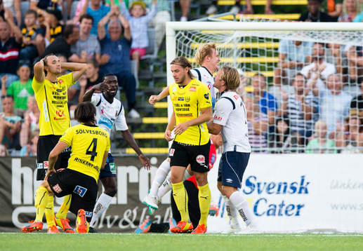 Gefles Anders Bååth (h) gör 1-0 och gratuleras av Simon