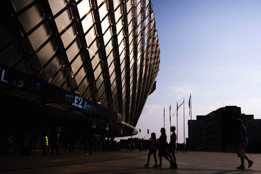 Supportrar på väg till Tele2 arena innan fotbollsmatchen
