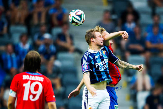 Djurgårdens Aleksander Faltsetas får en armbåge i