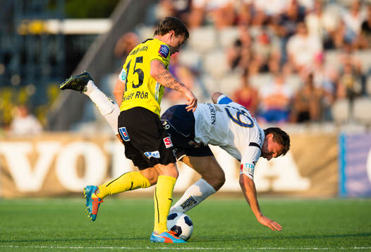 Gefles Marcus Hansson faller i en duell med Mjällbys