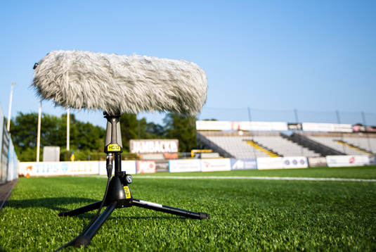 En mikrofon på gräset införc fotbollsmatchen i