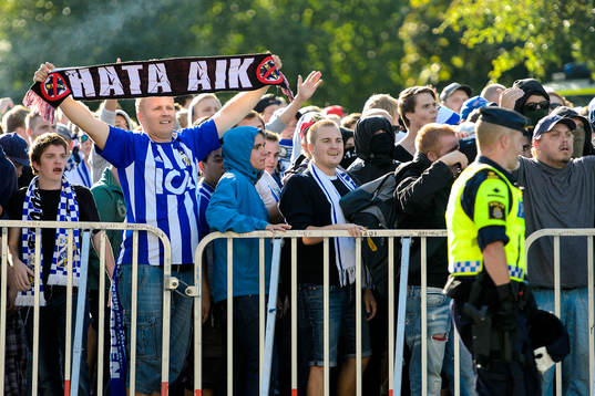 IFK Göteborgs supportrar tågar till arenan innan