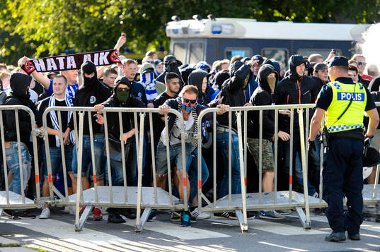 IFK Göteborgs supportrar rycker i polisens avspärrningar