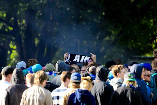 IFK Göteborgs supportrar tågar till arenan innan
