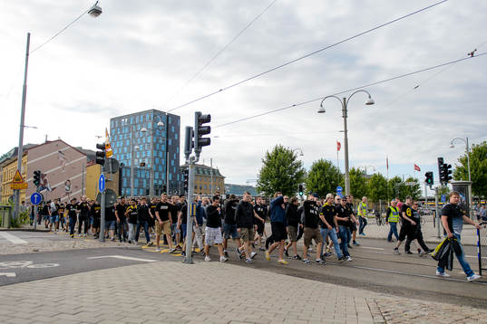 AIKs supportrar tågar lugnt mot arenan innan