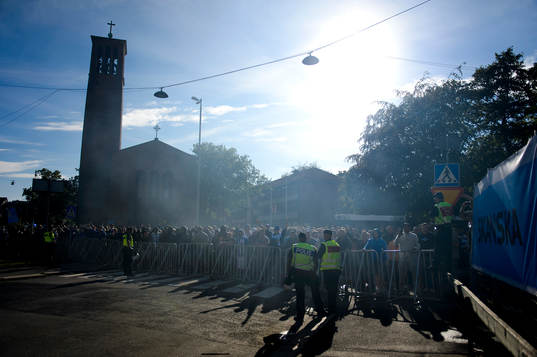 IFK Göteborgs supportrar tågar till arenan innan