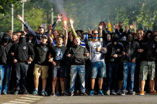 IFK Göteborgs supportrar tågar till arenan innan