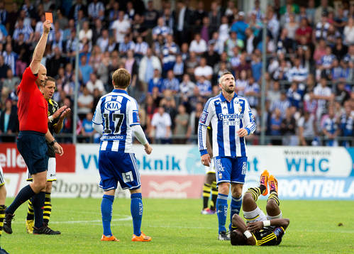 Domare Martin Hansson ger IFK Göteborgs Kjetil Waehler