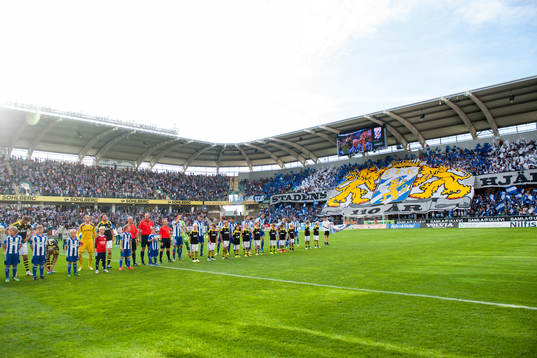 Lagen vid lineup med IFK Göteborgs tifo på läktaren