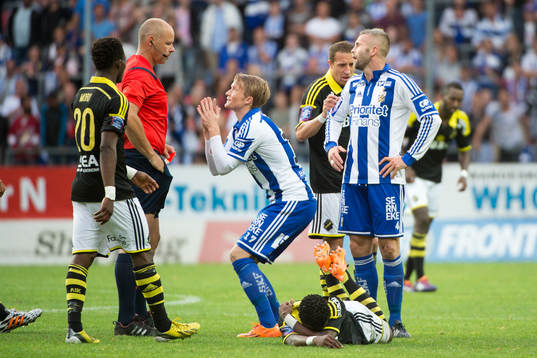 IFK Göteborgs Kjetil Waehler får rött kort och blir