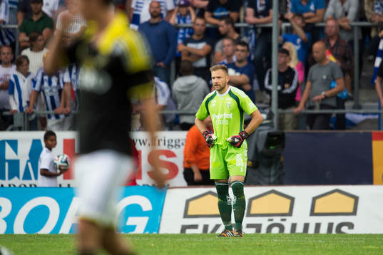 IFK Göteborgs målvakt John Alvbåge deppar