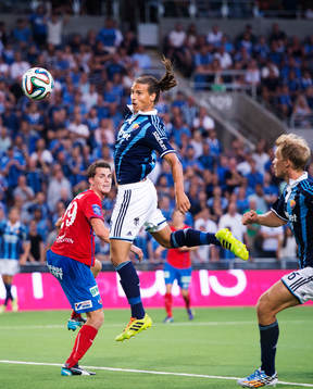 Helsingborgs Jesper Björkman ser Djurgårdens Aleksandar