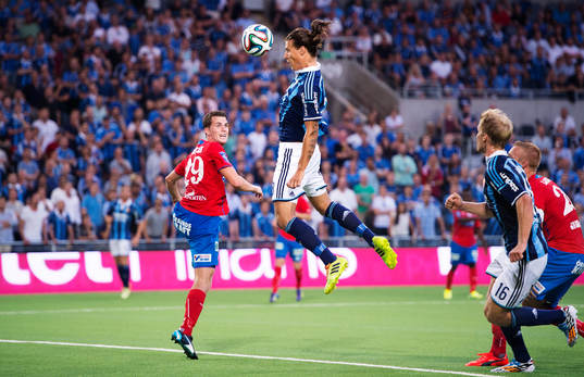 Helsingborgs Jesper Björkman ser Djurgårdens Aleksandar