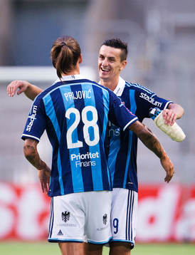 Djurgårdens Aleksandar Prijovic kramas om av Haris
