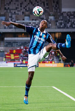 Djurgårdens Mark Mayambela tar ner bollen