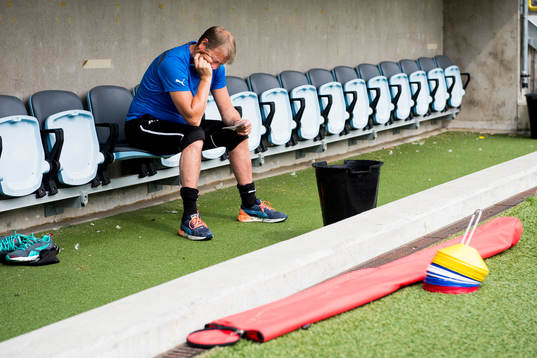 Malmö FFs tränare Åge Hareide ser bekymrad ut