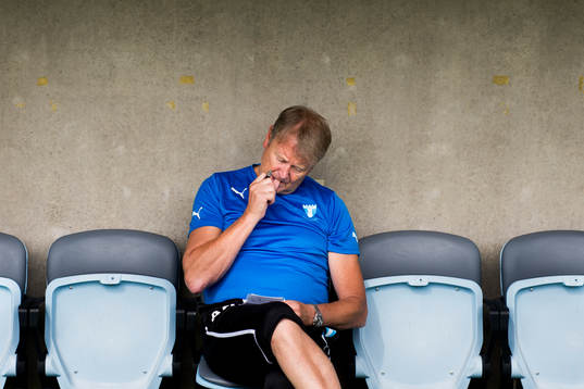 Malmö FFs tränare Åge Hareide ser bekymrad ut