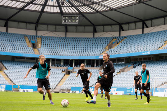 Malmö FFs Erik Johansson (m) passar bollen och Pawel