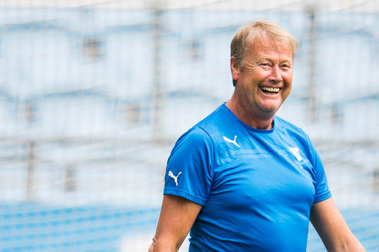 Malmö FFs tränare Åge Hareide skrattar