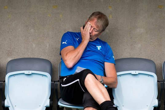 Malmö FFs tränare Åge Hareide ser bekymrad ut