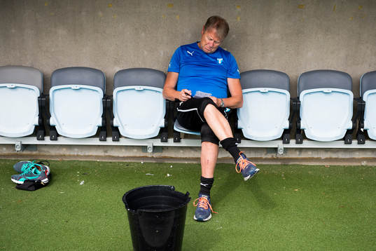 Malmö FFs tränare Åge Hareide ser bekymrad ut